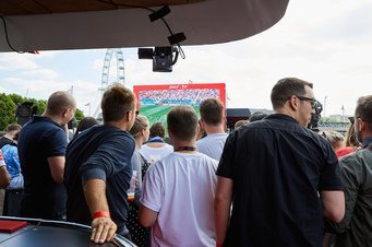 Pearl of London - Official Bud Boat for the 2018 World Cup Top Deck TV Pearl of London - Official Bud Boat for the 2018 World Cup Top Deck TV